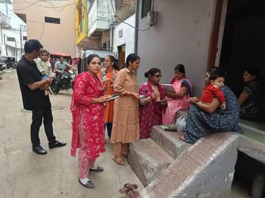 दस्तक अभियान के तहत स्वास्थ्य टीमें घर-घर पहुंचकर 5 वर्ष तक के बच्चों की स्वास्थ्य जांच कर रही हैं।
ओआरएस, जिंक, विटामिन-ए, आयरन सप्लीमेंट एवं आवश्यक उपचार के माध्यम से बच्चों को बेहतर स्वास्थ्य सुरक्षा सुनिश्चित की जा रही है।
#DastakAbhiyan #StopDiarrhoeaCampaign