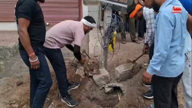 रेवाड़ी में PNG गैस से दहशत का माहौल
रेवाड़ी में बिजली का पोल लगाते समय कटी#PNG पाइपलाइन#रिसाव से अस्पताल में हड़कंप#हंस नगर धमाके बाद से चर्चा में गैस