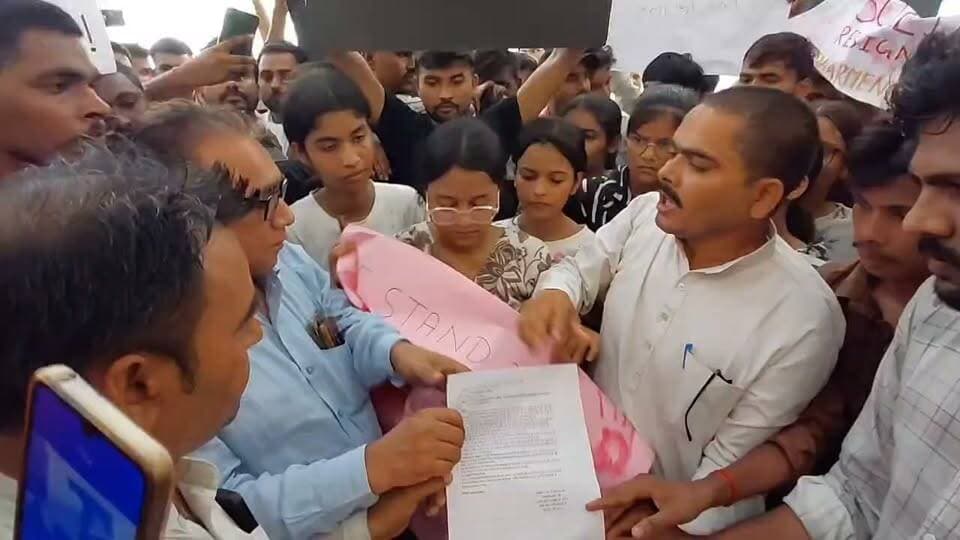 सोनम वांगचुक के 'चलो संसद' अभियान के समर्थन में बांदा में छात्रों का प्रदर्शन, बुंदेलखंड इंसाफ सेना ने दिया साथ
बांदा, 20 जुलाई 2026। सामाजिक कार्यकर्ता सोनम वांगचुक के "चलो संसद" अभियान के समर्थन में सोमवार को बुंदेलखंड इंसाफ सेना के राष्ट्रीय अध्यक्ष ए. एस. नोमानी के नेतृत्व में बांदा में सैकड़ों छात्र-छात्राओं ने प्रदर्शन किया।
प्रदर्शन के दौरान छात्रों ने शिक्षा व्यवस्था, युवाओं के अधिकारों और जवाबदेही से जुड़े मुद्दों को लेकर नारेबाजी की। प्रदर्शन में "धर्मेंद्र प्रधान इस्तीफा दो" जैसे नारे भी लगाए गए।
इस अवसर पर ए. एस. नोमानी ने कहा कि देश का युवा गुणवत्तापूर्ण शिक्षा, पारदर्शी व्यवस्था और अपने संवैधानिक अधिकारों की मांग कर रहा है। उन्होंने कहा कि लोकतंत्र में शांतिपूर्ण और लोकतांत्रिक आंदोलनों का सम्मान होना चाहिए तथा युवाओं की आवाज को दबाया नहीं जाना चाहिए।
उन्होंने कहा कि बांदा से उठी यह आवाज पूरे देश के युवाओं की भावनाओं का प्रतीक है और बुंदेलखंड इंसाफ सेना छात्रों, युवाओं एवं आम जनता के संवैधानिक अधिकारों के समर्थन में हमेशा खड़ी रहेगी।
प्रदर्शन के बाद ज्ञापन भी सौंपा गया। इस दौरान ए. एस. नोमानी के अलावा शिब्बू, मुकेश कुशवाहा, अवनीश यादव, घनश्याम यादव, लवलेश सिंह, कन्हैया सोनी, ओम प्रकाश, जुगल किशोर तथा बड़ी संख्या में छात्र-छात्राएं मौजूद रहे।
#Banda #BundelkhandInsafSena #SonamWangchuk #ChaloSansad #StudentProtest