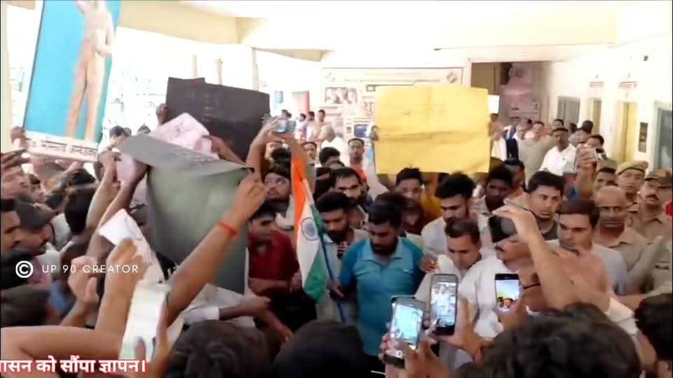 सोनम वांगचुक के 'चलो संसद' अभियान के समर्थन में बांदा में छात्रों का प्रदर्शन, बुंदेलखंड इंसाफ सेना ने दिया साथ
बांदा, 20 जुलाई 2026। सामाजिक कार्यकर्ता सोनम वांगचुक के "चलो संसद" अभियान के समर्थन में सोमवार को बुंदेलखंड इंसाफ सेना के राष्ट्रीय अध्यक्ष ए. एस. नोमानी के नेतृत्व में बांदा में सैकड़ों छात्र-छात्राओं ने प्रदर्शन किया।
प्रदर्शन के दौरान छात्रों ने शिक्षा व्यवस्था, युवाओं के अधिकारों और जवाबदेही से जुड़े मुद्दों को लेकर नारेबाजी की। प्रदर्शन में "धर्मेंद्र प्रधान इस्तीफा दो" जैसे नारे भी लगाए गए।
इस अवसर पर ए. एस. नोमानी ने कहा कि देश का युवा गुणवत्तापूर्ण शिक्षा, पारदर्शी व्यवस्था और अपने संवैधानिक अधिकारों की मांग कर रहा है। उन्होंने कहा कि लोकतंत्र में शांतिपूर्ण और लोकतांत्रिक आंदोलनों का सम्मान होना चाहिए तथा युवाओं की आवाज को दबाया नहीं जाना चाहिए।
उन्होंने कहा कि बांदा से उठी यह आवाज पूरे देश के युवाओं की भावनाओं का प्रतीक है और बुंदेलखंड इंसाफ सेना छात्रों, युवाओं एवं आम जनता के संवैधानिक अधिकारों के समर्थन में हमेशा खड़ी रहेगी।
प्रदर्शन के बाद ज्ञापन भी सौंपा गया। इस दौरान ए. एस. नोमानी के अलावा शिब्बू, मुकेश कुशवाहा, अवनीश यादव, घनश्याम यादव, लवलेश सिंह, कन्हैया सोनी, ओम प्रकाश, जुगल किशोर तथा बड़ी संख्या में छात्र-छात्राएं मौजूद रहे।
#Banda #BundelkhandInsafSena #SonamWangchuk #ChaloSansad #StudentProtest