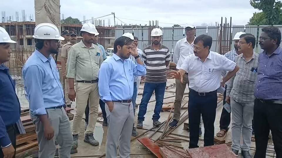 चंदौली डीएम चंद्र मोहन गर्ग ने निर्माणाधीन न्यायालय भवन का किया निरीक्षण. कार्यदायी संस्था को दिए सख्त निर्देश #chandauli #news #viralreelsfacebook