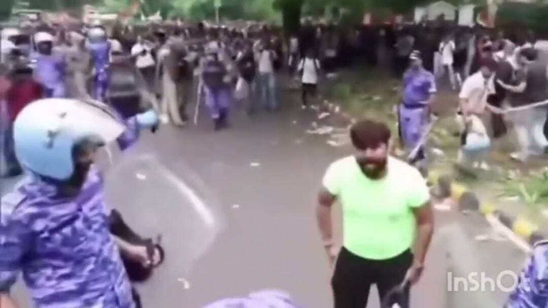 जंतर-मंतर पर बवाल! प्रदर्शनकारी को RAF जवानों ने पीटा #Delhi #JantarMantar #RAF #Protest #Protester
