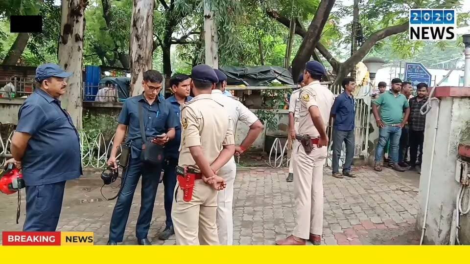 पटना जिले के मनेर उप डाकघर में संचालित पासपोर्ट ऑफिस को बम से उड़ने की संदिग्ध ईमेल मिलने के बाद मची रही हड़कंप, डाकघर और पासपोर्ट ऑफिस को खाली कराकर पुलिस प्रशासन ने लिया सुरक्षा घेरे में, बम निरोधक दस्ता और डॉग स्क्वायड की टीम जुटी रही जांच पड़ताल के लिए, संदिग्ध ईमेल मैसेज मिलने की पुष्टि पटना पश्चिमी सिटी एसपी संकेत कुमार ने करते हुए जांच पड़ताल व कार्रवाई की कही बात #patnapolice #manerthana #postoffice #passportoffice #Bombdisposalsquad #dogsquad #CitySP