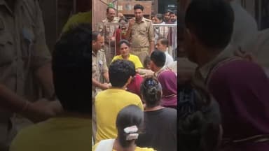 #वृंदावन बांके बिहारीज़ी के मंदिरमें पुलिस की वर्दीने की श्रद्धांलुकी मजामत, मंदिरमेंबढ़ा पुलिसका खौफ