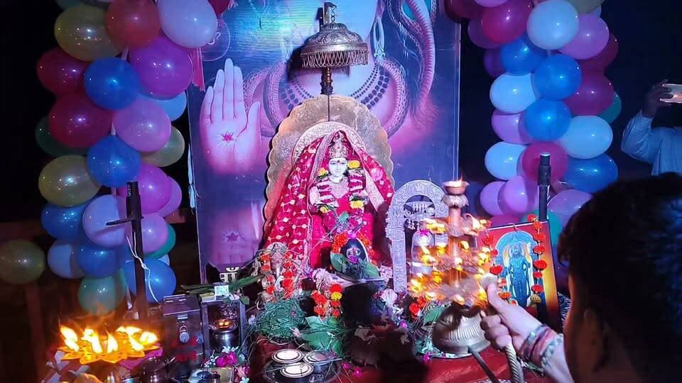 🚩 हर सोमवार मां नर्मदा के दरबार में गूंजती भव्य महाआरती, उमड़ती श्रद्धालुओं की आस्था ।।
गोटेगांव। गोटेगांव के समीप स्थित मां नर्मदा के पावन तट मुआर घाट पर प्रत्येक सोमवार सायंकाल भव्य महाआरती का आयोजन श्रद्धा और भक्ति के साथ किया जाता है। महाआरती में क्षेत्र सहित दूर-दराज से बड़ी संख्या में श्रद्धालु शामिल होकर मां नर्मदा का पूजन-अर्चन करते हैं तथा दीप प्रज्ज्वलित कर सुख, समृद्धि और जनकल्याण की कामना करते हैं।
महाआरती के दौरान पूरा घाट "नर्मदे हर" के जयघोष, शंखनाद और भजन-कीर्तन से भक्तिमय हो उठता है। दीपों की अलौकिक आभा और मां नर्मदा की आराधना का दिव्य दृश्य श्रद्धालुओं को आध्यात्मिक अनुभूति प्रदान करता है। आयोजन समिति ने अधिक से अधिक श्रद्धालुओं से प्रत्येक सोमवार महाआरती में शामिल होकर पुण्य लाभ अर्जित करने की अपील की है।
#Gotegaon #MuarGhat #MaaNarmada #Narmada #NarmadeHar #MadhyaPradesh #Narsinghpur #Spiritual #Devotional #MondayAarti #नईदुनिया #KailashGupta #कैलाश_गुप्ता #गोटेगांव #मुआर_घाट #मां_नर्मदा #नर्मदे_हर #महाआरती #आस्था #धर्म #नई_दुनिया
— कैलाश गुप्ता, नई दुनिया (मो.9329446506)