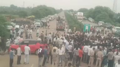 ।।ब्रेकिंग न्यूज़ | सुआतला थाना क्षेत्र में भीषण सड़क हादसे के बाद फूटा जनाक्रोश ।।
नरसिंहपुर। सुआतला थाना अंतर्गत भोपाल–जबलपुर राष्ट्रीय राजमार्ग पर हुए भीषण सड़क हादसे के बाद मृतकों के परिजनों एवं ग्रामीणों का आक्रोश फूट पड़ा। गुस्साए लोगों ने एंबुलेंस में शव रखकर पांवला तिराहा पर चक्का जाम कर दिया, जिससे दोनों ओर वाहनों की लंबी कतारें लग गईं।
इस दर्दनाक हादसे में 5 लोगों की मौत हो गई, जबकि एक गंभीर घायल का उपचार जबलपुर मेडिकल कॉलेज में जारी है।
प्रदर्शनकारियों की मांग है कि हादसे के जिम्मेदार हाईवा वाहन एवं उसके चालक को तत्काल गिरफ्तार किया जाए और दोषियों के विरुद्ध सख्त कानूनी कार्रवाई की जाए। मौके पर मौजूद लोगों ने घटना की निष्पक्ष एवं गहन जांच की मांग करते हुए हत्या की आशंका भी जताई है।
स्थिति को नियंत्रित करने के लिए नरसिंहपुर एवं जबलपुर पुलिस का भारी पुलिस बल मौके पर तैनात है। प्रशासनिक अधिकारी प्रदर्शनकारियों से चर्चा कर स्थिति सामान्य करने का प्रयास कर रहे हैं।
– कैलाश गुप्ता
नई दुनिया, मो,9329446506,नरसिंहपुर (म.प्र.)
#BreakingNews #नरसिंहपुर #सुआतला #पांवला_तिराहा #भोपाल_जबलपुर_हाईवे #सड़क_हादसा #चक्का_जाम #HighwayAccident #Highwa #MadhyaPradesh #Narsinghpur #Jabalpur #कैलाश_गुप्ता #नई_दुनिया #NaiDunia #Gotegaon #MPNews