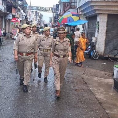 पुलिस अधीक्षक पीलीभीत के निर्देशन में महिला थाना पुलिस द्वारा आगामी श्रावण मास एवं कांवड़ यात्रा-2026 के दृष्टिगत शान्ति एवं कानून-व्यवस्था सुदृढ़ बनाए रखने हेतु मुख्य मार्गों, बाजारों तथा भीड़-भाड़ वाले क्षेत्रों में फुट पेट्रोलिंग की गई।
#UPPolice https://t.co/MJ665uWC9m