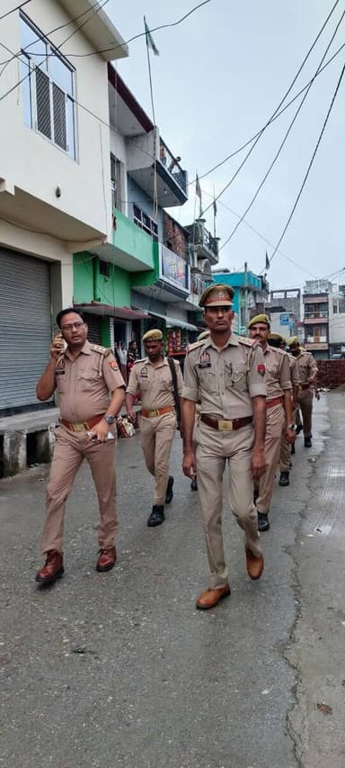 पुलिस अधीक्षक पीलीभीत के निर्देशन में थाना जहानाबाद पुलिस द्वारा आगामी श्रावण मास एवं कांवड़ यात्रा-2026 के दृष्टिगत शान्ति एवं कानून-व्यवस्था सुदृढ़ बनाए रखने हेतु मुख्य मार्गों, बाजारों तथा भीड़-भाड़ वाले क्षेत्रों में फुट पेट्रोलिंग की गई।
#UPPolice https://t.co/mNUrh0ypgc