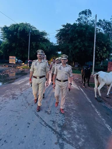 पुलिस अधीक्षक पीलीभीत के निर्देशन में थाना करेली पुलिस द्वारा आगामी श्रावण मास एवं कांवड़ यात्रा-2026 के दृष्टिगत शान्ति एवं कानून-व्यवस्था सुदृढ़ बनाए रखने हेतु मुख्य मार्गों, बाजारों तथा भीड़-भाड़ वाले क्षेत्रों में फुट पेट्रोलिंग की गई।
#UPPolice https://t.co/q35XeWuRDs