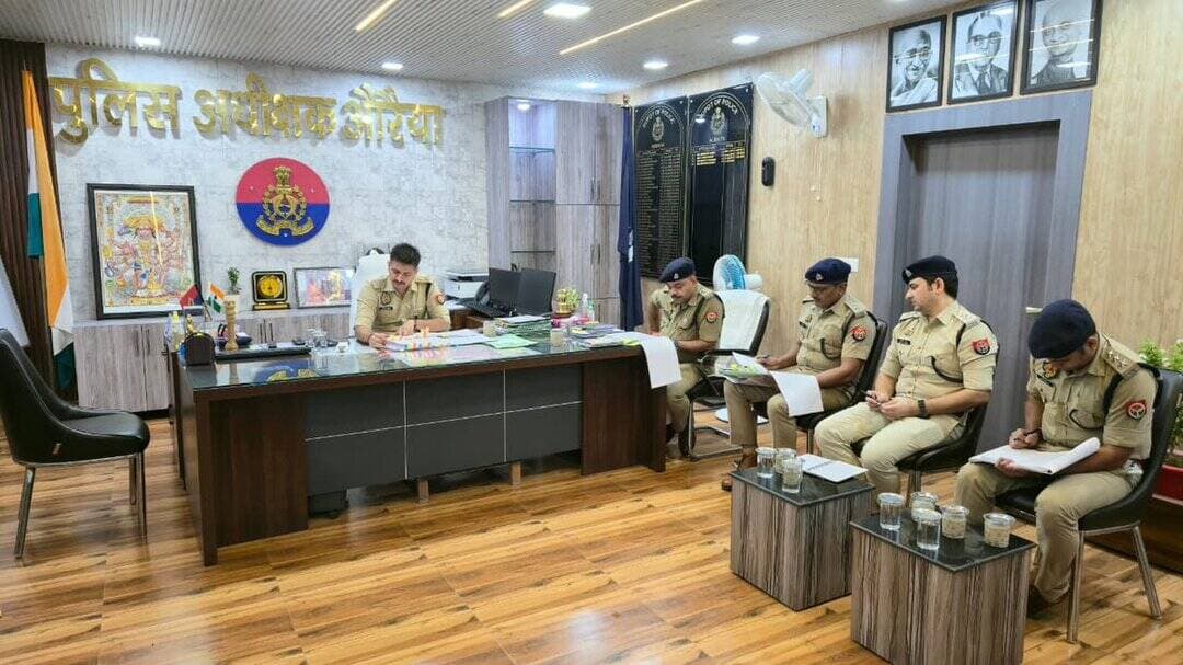 आज दिनांक 20.07.2026 को @adgzonekanpur अपर पुलिस महानिदेशक, कानपुर जोन द्वारा दिए गए निर्देशों के क्रम में पुलिस अधीक्षक औरैया द्वारा आज कैंप कार्यालय में अपर पुलिस अधीक्षक, समस्त क्षेत्राधिकारी, थाना प्रभारी/थानाध्यक्ष एवं प्रभारी निरीक्षकों के साथ कानून-व्यवस्था एवं अन्य महत्वपूर्ण बिंदुओं के संबंध में आयोजित गोष्ठी/वीडियो कॉन्फ्रेंसिंग का आयोजन किया गया। बैठक में कानून-व्यवस्था को और अधिक सुदृढ़ बनाए रखने, अपराध नियंत्रण, जनसुनवाई की गुणवत्ता एवं आगामी चुनौतियों के दृष्टिगत आवश्यक दिशा-निर्देश दिए गए।