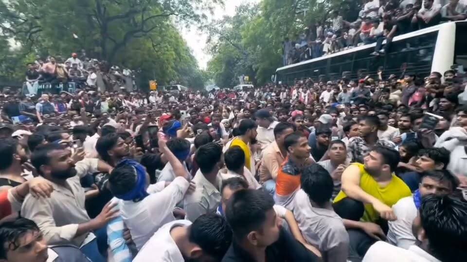 लोकतंत्र में सर की क़ीमत है
छात्र आंदोलन में जंतर मंतर पर खुब दहाड़े सांसद चंद्रशेखर आजाद 💙🔥
#ChandrashekharAzad #bhimarmychief #cjp