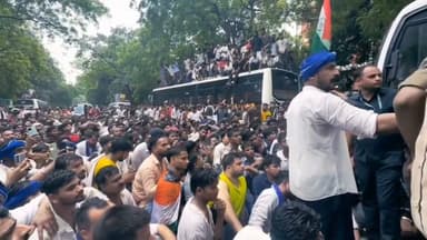 लोकतंत्र में सर की क़ीमत है
छात्र आंदोलन में जंतर मंतर पर खुब दहाड़े सांसद चंद्रशेखर आजाद 💙🔥
#ChandrashekharAzad #bhimarmychief #cjp