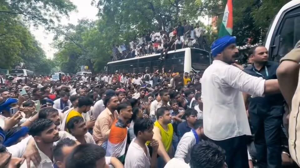 लोकतंत्र में सर की क़ीमत है
छात्र आंदोलन में जंतर मंतर पर खुब दहाड़े सांसद चंद्रशेखर आजाद 💙🔥
#ChandrashekharAzad #bhimarmychief #cjp