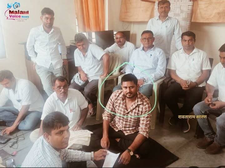 चौहटन क्षेत्र में बाड़मेर एसीबी की बड़ी कार्रवाई
इटादा के पटवारी संजय मीणा को 15 हजार रुपये की रिश्वत लेते रंगे हाथ किया ट्रेप, जमीन कन्वर्जन के मामले में पटवारी ने परिवादी से कुल 20 हजार रुपये की मागी थी रिश्वत।परिवादी पहले ही 5 हजार रुपये दे चुका था।आज शेष 15 हजार रुपये लेते समय एसीबी टीम ने आरोपी को दबोच लिया।मौके पर एसीबी की कार्रवाई जारी है और आवश्यक दस्तावेज जुटाए जा रहे हैं। यह कार्रवाई एसीबी डीआईजी नारायण टोगस के निर्देश पर की गई।बाड़मेर एसीबी के अतिरिक्त पुलिस अधीक्षक नरेंद्र कुमार ने पूरी कार्रवाई को दिया अजाम