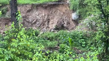हिमाचल में आज जैसे रेड अलर्ट बताया गया था ठीक वैसी ही मूसलाधार बारिश हो रही है।
सावधान रहें, घर में रहे और सुरक्षित रहें।
बहुत ही जरूरी काम हो तो ही बाहर जाएं।
आप भी बतायें क्या आपके यहाँ बारिश है?
वो भी बहुत ज़्यादा ?
#nonfollowersfriends #jogindernagar_mandi_himachal #facebookreelsviral #HeavyRainfall #RedAlert #केयरफुल #रेन