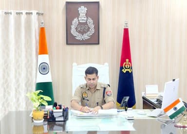 जनशिकायतों के त्वरित एवं प्राथमिकता के आधार पर निस्तारण हेतु SP पीलीभीत द्वारा पुलिस कार्यालय में #जनसुनवाई कर आमजन की शिकायतों को सुना गया। प्राप्त प्रार्थना पत्रों के सम्बन्ध में संबंधित अधिकारियों को निष्पक्ष, गुणवत्तापूर्ण एवं शीघ्र निस्तारण हेतु निर्देशित किया गया।
@Uppolice https://t.co/jFgU0p3900