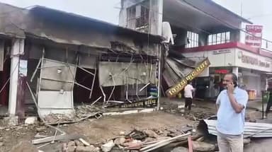 🚨 सीधी में नगर पालिका की घोर लापरवाही उजागर! 🚨
"अगर यह छज्जा दिन में गिरता, तो कई घरों के चिराग बुझ सकते थे!"
सीधी नगर पालिका परिषद हर वर्ष जर्जर भवनों का सर्वे और चिन्हांकन करने के दावे करती है, लेकिन जमीनी हकीकत कुछ और ही बयां कर रही है। स्थानीय गायत्री मंदिर के समीप एवं छत्रपाल स्टेडियम के सामने स्थित शासकीय कॉम्प्लेक्स (वार्ड क्रमांक-5) की दुकानों के सामने बना विशाल छज्जा मंगलवार रात पूरी तरह क्षतिग्रस्त होकर गिर गया।
गनीमत रही कि घटना देर रात हुई और उस समय वहां कोई मौजूद नहीं था, अन्यथा एक बड़ा हादसा हो सकता था। सवाल यह है कि जब नगर पालिका हर वर्ष जर्जर भवनों का निरीक्षण करती है, तो आखिर इतने खतरनाक ढांचे को समय रहते चिन्हित और सुरक्षित क्यों नहीं किया गया?
स्थानीय लोगों का कहना है कि यह हादसा प्रशासन के लिए चेतावनी है। अगर जिम्मेदार अधिकारी अब भी नहीं जागे, तो भविष्य में किसी बड़ी जनहानि की जिम्मेदारी किसकी होगी?
अब देखना यह है कि नगर पालिका परिषद सीधी इस मामले में जवाबदेही तय करती है या फिर हर बार की तरह जांच और आश्वासन का सिलसिला ही चलता रहेगा।
#सीधी #Sidhi #नगरपालिका_सीधी #BreakingNews #SidhiNews #MadhyaPradesh #प्राइड_इंडिया_न्यूज #PrideIndiaNews #नगरपालिका_की_लापरवाही #जर्जर_भवन #वार्ड5 #GayatriMandir #ChhatrapalStadium #MPNews #LocalNews