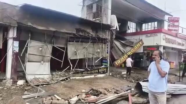 🚨 सीधी में नगर पालिका की घोर लापरवाही उजागर! 🚨
"अगर यह छज्जा दिन में गिरता, तो कई घरों के चिराग बुझ सकते थे!"
सीधी नगर पालिका परिषद हर वर्ष जर्जर भवनों का सर्वे और चिन्हांकन करने के दावे करती है, लेकिन जमीनी हकीकत कुछ और ही बयां कर रही है। स्थानीय गायत्री मंदिर के समीप एवं छत्रपाल स्टेडियम के सामने स्थित शासकीय कॉम्प्लेक्स (वार्ड क्रमांक-5) की दुकानों के सामने बना विशाल छज्जा मंगलवार रात पूरी तरह क्षतिग्रस्त होकर गिर गया।
गनीमत रही कि घटना देर रात हुई और उस समय वहां कोई मौजूद नहीं था, अन्यथा एक बड़ा हादसा हो सकता था। सवाल यह है कि जब नगर पालिका हर वर्ष जर्जर भवनों का निरीक्षण करती है, तो आखिर इतने खतरनाक ढांचे को समय रहते चिन्हित और सुरक्षित क्यों नहीं किया गया?
स्थानीय लोगों का कहना है कि यह हादसा प्रशासन के लिए चेतावनी है। अगर जिम्मेदार अधिकारी अब भी नहीं जागे, तो भविष्य में किसी बड़ी जनहानि की जिम्मेदारी किसकी होगी?
अब देखना यह है कि नगर पालिका परिषद सीधी इस मामले में जवाबदेही तय करती है या फिर हर बार की तरह जांच और आश्वासन का सिलसिला ही चलता रहेगा।
#सीधी #Sidhi #नगरपालिका_सीधी #BreakingNews #SidhiNews #MadhyaPradesh #प्राइड_इंडिया_न्यूज #PrideIndiaNews #नगरपालिका_की_लापरवाही #जर्जर_भवन #वार्ड5 #GayatriMandir #ChhatrapalStadium #MPNews #LocalNews