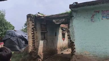 🚨 आंखों के सामने भरभराकर ढही दीवार और छत, बाल-बाल बचे लोग!
कुछ ही सेकंड की देरी होती तो बड़ा हादसा हो सकता था। मौके पर मौजूद लोगों ने किसी तरह अपनी जान बचाई। यह पूरी घटना कैमरे में कैद हो गई।
देखिए हादसे का LIVE वीडियो... आखिर कैसे पलभर में मलबे में तब्दील हो गई पूरी दीवार और छत!
#BreakingNews #LiveVideo #BuildingCollapse #Accident #ViralVideo #Badaun #UttarPradesh #GroundReport