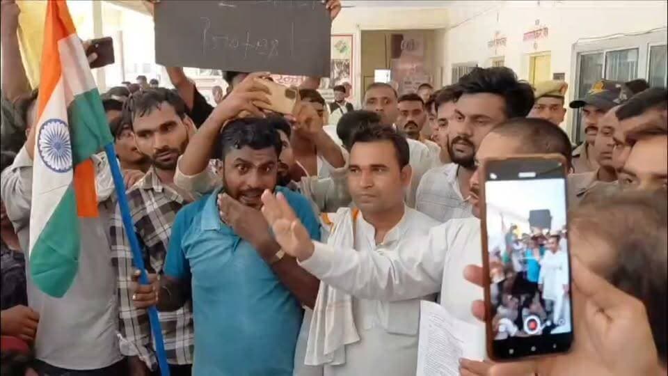 सोनम वांगचुक के 'चलो संसद' अभियान के समर्थन में बांदा में छात्रों का प्रदर्शन, बुंदेलखंड इंसाफ सेना ने दिया साथ
बांदा, 20 जुलाई 2026। सामाजिक कार्यकर्ता सोनम वांगचुक के "चलो संसद" अभियान के समर्थन में सोमवार को बुंदेलखंड इंसाफ सेना के राष्ट्रीय अध्यक्ष ए. एस. नोमानी के नेतृत्व में बांदा में सैकड़ों छात्र-छात्राओं ने प्रदर्शन किया।
प्रदर्शन के दौरान छात्रों ने शिक्षा व्यवस्था, युवाओं के अधिकारों और जवाबदेही से जुड़े मुद्दों को लेकर नारेबाजी की। प्रदर्शन में "धर्मेंद्र प्रधान इस्तीफा दो" जैसे नारे भी लगाए गए।
इस अवसर पर ए. एस. नोमानी ने कहा कि देश का युवा गुणवत्तापूर्ण शिक्षा, पारदर्शी व्यवस्था और अपने संवैधानिक अधिकारों की मांग कर रहा है। उन्होंने कहा कि लोकतंत्र में शांतिपूर्ण और लोकतांत्रिक आंदोलनों का सम्मान होना चाहिए तथा युवाओं की आवाज को दबाया नहीं जाना चाहिए।
उन्होंने कहा कि बांदा से उठी यह आवाज पूरे देश के युवाओं की भावनाओं का प्रतीक है और बुंदेलखंड इंसाफ सेना छात्रों, युवाओं एवं आम जनता के संवैधानिक अधिकारों के समर्थन में हमेशा खड़ी रहेगी।
प्रदर्शन के बाद ज्ञापन भी सौंपा गया। इस दौरान ए. एस. नोमानी के अलावा शिब्बू, मुकेश कुशवाहा, अवनीश यादव, घनश्याम यादव, लवलेश सिंह, कन्हैया सोनी, ओम प्रकाश, जुगल किशोर तथा बड़ी संख्या में छात्र-छात्राएं मौजूद रहे।
#Banda #BundelkhandInsafSena #SonamWangchuk #ChaloSansad #StudentProtest