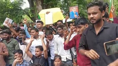 सोनम वांगचुक के 'चलो संसद' अभियान के समर्थन में बांदा में छात्रों का प्रदर्शन, बुंदेलखंड इंसाफ सेना ने दिया साथ
बांदा, 20 जुलाई 2026। सामाजिक कार्यकर्ता सोनम वांगचुक के "चलो संसद" अभियान के समर्थन में सोमवार को बुंदेलखंड इंसाफ सेना के राष्ट्रीय अध्यक्ष ए. एस. नोमानी के नेतृत्व में बांदा में सैकड़ों छात्र-छात्राओं ने प्रदर्शन किया।
प्रदर्शन के दौरान छात्रों ने शिक्षा व्यवस्था, युवाओं के अधिकारों और जवाबदेही से जुड़े मुद्दों को लेकर नारेबाजी की। प्रदर्शन में "धर्मेंद्र प्रधान इस्तीफा दो" जैसे नारे भी लगाए गए।
इस अवसर पर ए. एस. नोमानी ने कहा कि देश का युवा गुणवत्तापूर्ण शिक्षा, पारदर्शी व्यवस्था और अपने संवैधानिक अधिकारों की मांग कर रहा है। उन्होंने कहा कि लोकतंत्र में शांतिपूर्ण और लोकतांत्रिक आंदोलनों का सम्मान होना चाहिए तथा युवाओं की आवाज को दबाया नहीं जाना चाहिए।
उन्होंने कहा कि बांदा से उठी यह आवाज पूरे देश के युवाओं की भावनाओं का प्रतीक है और बुंदेलखंड इंसाफ सेना छात्रों, युवाओं एवं आम जनता के संवैधानिक अधिकारों के समर्थन में हमेशा खड़ी रहेगी।
प्रदर्शन के बाद ज्ञापन भी सौंपा गया। इस दौरान ए. एस. नोमानी के अलावा शिब्बू, मुकेश कुशवाहा, अवनीश यादव, घनश्याम यादव, लवलेश सिंह, कन्हैया सोनी, ओम प्रकाश, जुगल किशोर तथा बड़ी संख्या में छात्र-छात्राएं मौजूद रहे।
#Banda #BundelkhandInsafSena #SonamWangchuk #ChaloSansad #StudentProtest