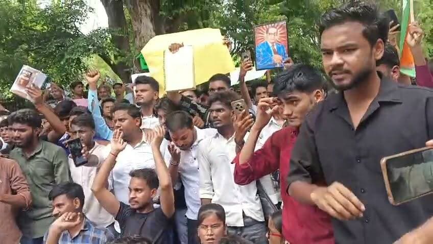 सोनम वांगचुक के 'चलो संसद' अभियान के समर्थन में बांदा में छात्रों का प्रदर्शन, बुंदेलखंड इंसाफ सेना ने दिया साथ
बांदा, 20 जुलाई 2026। सामाजिक कार्यकर्ता सोनम वांगचुक के "चलो संसद" अभियान के समर्थन में सोमवार को बुंदेलखंड इंसाफ सेना के राष्ट्रीय अध्यक्ष ए. एस. नोमानी के नेतृत्व में बांदा में सैकड़ों छात्र-छात्राओं ने प्रदर्शन किया।
प्रदर्शन के दौरान छात्रों ने शिक्षा व्यवस्था, युवाओं के अधिकारों और जवाबदेही से जुड़े मुद्दों को लेकर नारेबाजी की। प्रदर्शन में "धर्मेंद्र प्रधान इस्तीफा दो" जैसे नारे भी लगाए गए।
इस अवसर पर ए. एस. नोमानी ने कहा कि देश का युवा गुणवत्तापूर्ण शिक्षा, पारदर्शी व्यवस्था और अपने संवैधानिक अधिकारों की मांग कर रहा है। उन्होंने कहा कि लोकतंत्र में शांतिपूर्ण और लोकतांत्रिक आंदोलनों का सम्मान होना चाहिए तथा युवाओं की आवाज को दबाया नहीं जाना चाहिए।
उन्होंने कहा कि बांदा से उठी यह आवाज पूरे देश के युवाओं की भावनाओं का प्रतीक है और बुंदेलखंड इंसाफ सेना छात्रों, युवाओं एवं आम जनता के संवैधानिक अधिकारों के समर्थन में हमेशा खड़ी रहेगी।
प्रदर्शन के बाद ज्ञापन भी सौंपा गया। इस दौरान ए. एस. नोमानी के अलावा शिब्बू, मुकेश कुशवाहा, अवनीश यादव, घनश्याम यादव, लवलेश सिंह, कन्हैया सोनी, ओम प्रकाश, जुगल किशोर तथा बड़ी संख्या में छात्र-छात्राएं मौजूद रहे।
#Banda #BundelkhandInsafSena #SonamWangchuk #ChaloSansad #StudentProtest