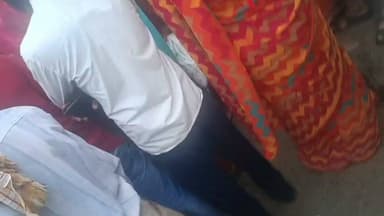 राजद ने डीएम से खाद्य की कालाबाजारी रोकने और पंचायत स्तर पर खाद उपलब्ध कराने की मांग है। औरंगाबाद जिले के गोह प्रखंड में डीएपी और यूरिया की कथित किल्लत तथा खाद की कालाबाजारी को लेकर राष्ट्रीय जनता दल ने जिला प्रशासन का ध्यान आकृष्ट कराया है। राजद नेता सह जिला परिषद सदस्य प्रतिनिधि श्याम सुंदर ने मंगलवार को प्रेस विज्ञप्ति जारी कर किसानों को समय पर सरकारी दर पर खाद उपलब्ध कराने की मांग की है। विज्ञप्ति में उन्होंने कहा है कि गोह स्थित इफको बाजार के बाहर मंगलवार की अहले सुबह बड़ी संख्या में किसान, विशेषकर महिलाएं, खाद लेने के लिए लंबी कतार में खड़ी दिखाई दीं। उनका दावा है कि कई महिलाएं रात के अंतिम पहर यानी करीब तीन बजे ही घर से निकलकर लाइन में लग गई थीं, फिर भी उन्हें खाद मिलने की कोई गारंटी नहीं थी। विज्ञप्ति में यह भी उल्लेख किया गया है कि कई महिलाएं अपने छोटे बच्चों और बीमार परिजनों को घर पर छोड़कर खाद के लिए घंटों इंतजार करने को मजबूर हैं। राजद नेता ने आरोप लगाया कि जिले में डीएपी और यूरिया की कालाबाजारी हो रही है तथा खुले बाजार में खाद सरकारी मूल्य से दो से तीन गुना अधिक कीमत पर बेची जा रही है। उन्होंने यह भी दावा किया कि इस मुद्दे को पूर्व सांसद सुशील कुमार सिंह भी उठा चुके हैं तथा गोह इफको बाजार से बिचौलियों तक खाद पहुंचने की शिकायतें मिल रही हैं। श्याम सुंदर ने जिलाधिकारी से मांग की है कि पैक्स गोदामों में आवश्यकता के अनुसार खाद की उपलब्धता सुनिश्चित की जाए, इफको बाजार से होने वाली कथित कालाबाजारी पर सख्ती से रोक लगाई जाए तथा किसानों को सरकारी दर पर खाद उपलब्ध कराया जाए। साथ ही पंचायतवार खाद वितरण केंद्र खोलने, महिला एवं पुरुषों के लिए अलग-अलग काउंटर बनाने और प्रत्येक पंचायत में इफको की दुकान स्थापित करने की भी मांग की गई है। हालांकि, खाद की कालाबाजारी और बिचौलियों तक खाद पहुंचने के आरोपों की स्वतंत्र पुष्टि नहीं हो सकी है। जिला प्रशासन की ओर से इस संबंध में तत्काल कोई आधिकारिक प्रतिक्रिया सामने नहीं आई है।
नीचे एक वीडियो भी है उसे ध्यान से जदूर देखें।
#bihar #aurangabad #foryoupageシ #viralreels #development #NewsUpdate #DM_aurangabad