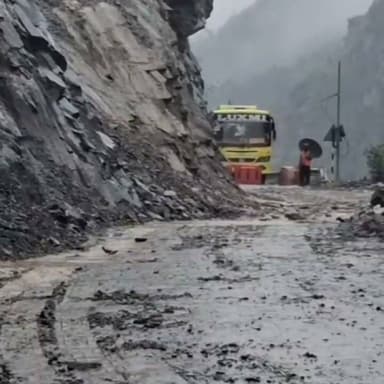 🚨 पठानकोट–भरमौर नेशनल हाईवे अपडेट
⚠️ बत्ती हट्टी–कमनाला के पास पहाड़ी से लगातार पत्थर गिर रहे हैं।
इस मार्ग से गुजरने वाले सभी वाहन चालक एवं यात्री अत्यंत सावधानी बरतें। अनावश्यक रूप से वाहन न रोकें और सुरक्षित दूरी बनाए रखते हुए ही सफर करें। प्रशासन और संबंधित विभाग की ओर से जारी निर्देशों का पालन करें।
आपकी सतर्कता ही आपकी सुरक्षा है।
#PathankotBharmourHighway #Landslide #Rockfall #Chamba #HimachalPradesh #RoadSafety #TravelAlert #viralvideo