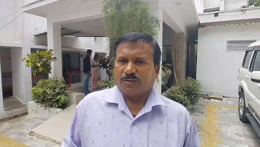 हदबंदी प्रकरण में किसान ने पूर्व पाली SDM पर रुपये लेने का लगाया आरोप, CM सहित अधिकारियों से की जांच की मांग,SDM निशांत पर हदबंदी की पुष्टि कराने के नाम पर ₹20 हजार लेने का आरोप लगाया है।
#gnmedia #police #CrimeAlert #UPNews #upnewstoday #upnewsupdates #lalitpur #जिला94 #SDM