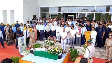 মহাকরণে শেষ শ্রদ্ধা ডিজিপি অনুরাগ ধ্যানকরকে
মহাকরণে প্রয়াত ত্রিপুরার ডিজিপি অনুরাগ ধ্যানকরকে শেষ শ্রদ্ধা জানান রাজ্যপাল ইন্দ্র সেনা রেড্ডি নাল্লু, মুখ্যমন্ত্রী ডা. মানিক সাহা, মন্ত্রী রতন লাল নাথ, মন্ত্রী সুশান্ত চৌধুরী, মন্ত্রী প্রণজিৎ সিংহ রায়সহ রাজ্য সরকারের বিভিন্ন দপ্তরের ঊর্ধ্বতন আধিকারিকরা। তাঁরা মরদেহে পুষ্পস্তবক অর্পণ করে গভীর শোক প্রকাশ করেন এবং তাঁর কর্মজীবনের অবদানের প্রতি শ্রদ্ধা নিবেদন করেন।
