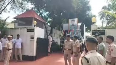 ত্রিপুরা পুলিশের মহা নির্দেশক অনুরাগ ধ্যানকরের মরদেহ শ্যামলী বাজার নিজ বাসভবন থেকে পুলিশ হেডকোয়ার্টারে আনা হচ্ছে।