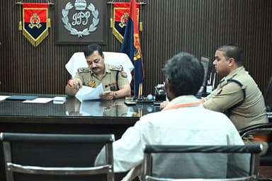 #SPLalitpur@IPS श्री संजीव कुमार बाजपेई द्वारा पुलिस अधीक्षक कार्यालय में #जनसुनवाई की गई।
➡️जनसुनवाई के दौरान फरियादियों की शिकायतों/समस्याओं को गंभीरता से सुना गया तथा उनके त्वरित एवं गुणवत्तापूर्ण निस्तारण करने हेतु सम्बन्धित को आवश्यक निर्देश दिए गए। https://t.co/wRRF6vhu04
