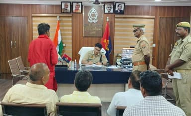 #SPbhadohi श्री अभिनव त्यागी द्वारा पुलिस अधीक्षक कार्यालय में जनसुनवाई कर आमजन की शिकायतों एवं समस्याओं को सुना गया। प्राप्त प्रार्थना पत्रों के त्वरित एवं गुणवत्तापूर्ण निस्तारण हेतु संबंधित को आवश्यक निर्देश दिए गए।
@Uppolice
@adgzonevaranasi
@digmirzapur https://t.co/iv4EGNt1ay