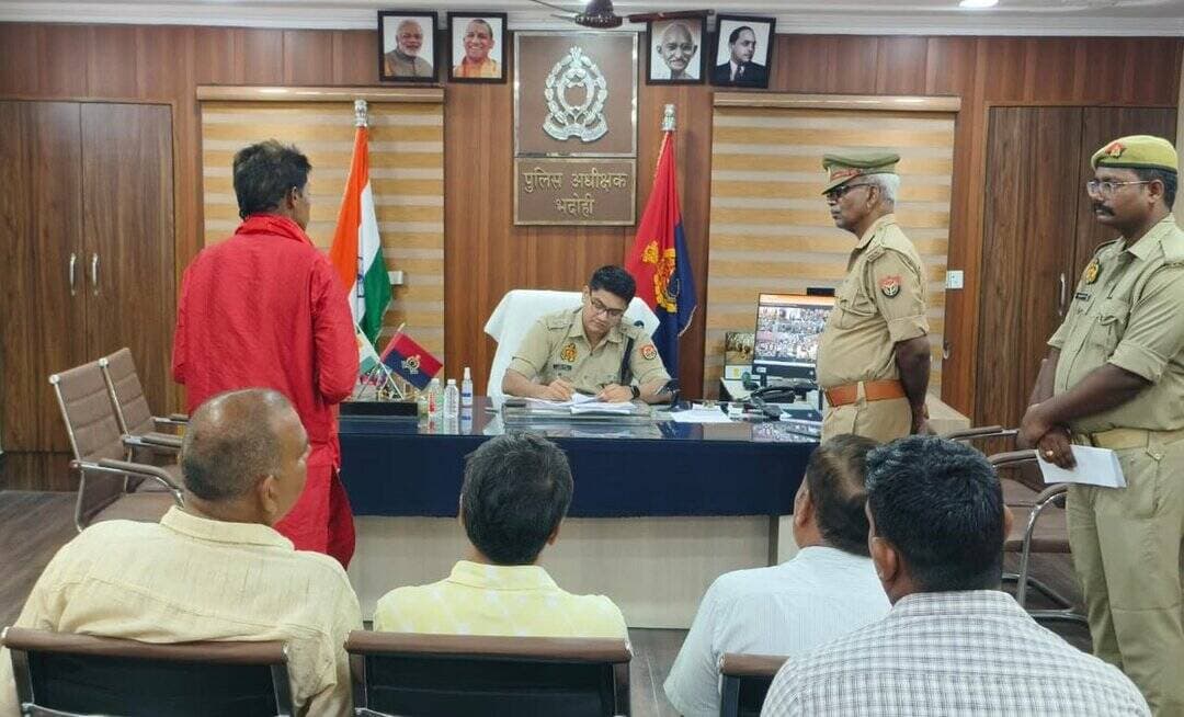 #SPbhadohi श्री अभिनव त्यागी द्वारा पुलिस अधीक्षक कार्यालय में जनसुनवाई कर आमजन की शिकायतों एवं समस्याओं को सुना गया। प्राप्त प्रार्थना पत्रों के त्वरित एवं गुणवत्तापूर्ण निस्तारण हेतु संबंधित को आवश्यक निर्देश दिए गए।
@Uppolice
@adgzonevaranasi
@digmirzapur https://t.co/iv4EGNt1ay