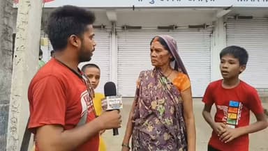 अरवल में भीषण सड़क हादसा: ERSS 112 पुलिस वाहन की टक्कर से युवक गंभीर रूप से घायल, ग्रामीणों ने किया हंगामाबिहार के अरवल में राष्ट्रीय राजमार्ग (NH 139) पर केनरा बैंक के समीप एक दर्दनाक सड़क हादसा सामने आया है। यहाँ आपातकालीन सेवा (ERSS) 112 की पुलिस गाड़ी और एक मोटरसाइकिल के बीच आमने-सामने की भीषण टक्कर हो गई। इस हादसे में 20 वर्षीय बाइक सवार युवक सुधांशु कुमार गंभीर रूप से घायल हो गया है। सुधांशु अरवल के लेखा बीघा गांव के रहने वाले विजेंद्र कुमार यादव का पुत्र है।घटना के बाद घायल युवक की नाजुक हालत को देखते हुए प्राथमिक उपचार के बाद डॉक्टरों ने उसे बेहतर इलाज के लिए पटना (PMCH) रेफर कर दिया है। हादसे से गुस्साए परिजनों और स्थानीय ग्रामीणों ने घटनास्थल के पास NH 139 को घंटों तक जाम रखा।सड़क जाम की सूचना मिलते ही अरवल प्रशासन की टीम मौके पर पहुंची। पुलिस और प्रशासनिक अधिकारियों की कड़ी मशक्कत और काफी समझाने-बुझाने के बाद आक्रोशित ग्रामीणों ने जाम खाली किया, जिसके बाद यातायात दोबारा शुरू हो सका। युवक की हालत अब भी चिंताजनक बनी हुई है।हैशटैग्स: #ArwalNews #BiharAccident #RoadAccident #ArwalPolice #PMCH #BiharNews #NH139 Public ki Awaz Public Ki Awaz - News