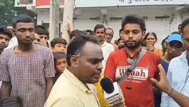 अरवल में NH 139 पर केनरा बैंक के पास 112 पुलिस वाहन और बाइक की आमने-सामने की जोरदार टक्कर। हादसे में लेखा बीघा निवासी 20 वर्षीय सुधांशु कुमार गंभीर रूप से घायल, नाजुक हालत में PMCH पटना रेफर। घटना से नाराज ग्रामीणों ने घंटों सड़क जाम की, प्रशासन के समझाने पर खुला जाम। #Arwal #Bihar #accident ArwalNews #BiharAccident #RoadAccident #ArwalPolice #PMCH #BiharNews #NH139 Public ki Awaz Public Ki Awaz - News