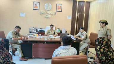 पुलिस अधीक्षक औरैया द्वारा पुलिस कार्यालय में #जनसुनवाई की गयी एवं समस्याओं के समयबद्ध व गुणवत्तापूर्ण निस्तारण हेतु वीडियो कांन्फ्रेंस के माध्यम से जुडे जनपद के समस्त थाना प्रभारियों को आवश्यक निर्देश दिये गये। इस दौरान अपर पुलिस अधीक्षक औरैया भी मौजूद रहे । #UPPolice https://t.co/YOUwRPNU8M
