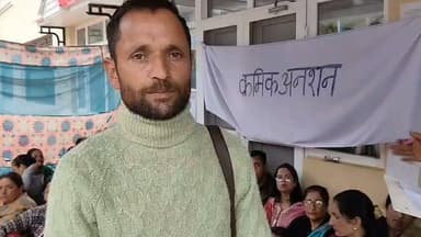 🚨 क्या जनजातीय क्षेत्रों की आवाज़ अब भी अनसुनी रहेगी?
पांगी की सुराल पंचायत की महिलाओं ने भाजपा मंडल अध्यक्ष सतीश राणा और महामंत्री शक्ति ठाकुरवान के नेतृत्व में आवासीय आयुक्त अमनदीप सिंह को ज्ञापन सौंपकर क्षेत्र की ज्वलंत समस्याओं को उठाया।
ज्ञापन में VB–G RAM G परियोजना का कार्य शुरू करवाने, मोबाइल नेटवर्क में सुधार, LPG सिलेंडरों की नियमित उपलब्धता, स्कूलों में स्टाफ की नियुक्ति सहित कई स्थानीय समस्याओं के समाधान की मांग की गई।
महिलाओं ने स्पष्ट कहा कि यदि जनजातीय क्षेत्रों के हितों की लगातार उपेक्षा होती रही, तो आंदोलन को और तेज किया जाएगा।
क्या कहा भाजपा मंडल अध्यक्ष सतीश राणा ने आप भी सुने
📍 क्या आपको भी लगता है कि पांगी की इन समस्याओं का जल्द समाधान होना चाहिए? अपनी राय कमेंट में जरूर दें।
#Pangi #SuralPanchayat #Chamba #HimachalPradesh #TribalArea #PublicIssues #WomenPower #BJP #Memorandum #LocalIssues #NetworkProblem #LPGCylinders #Education #RuralDevelopment #VBGRAMG #HimSandesh #BreakingNews #HimachalNews हिम संदेश Pangi Administration DC Chamba