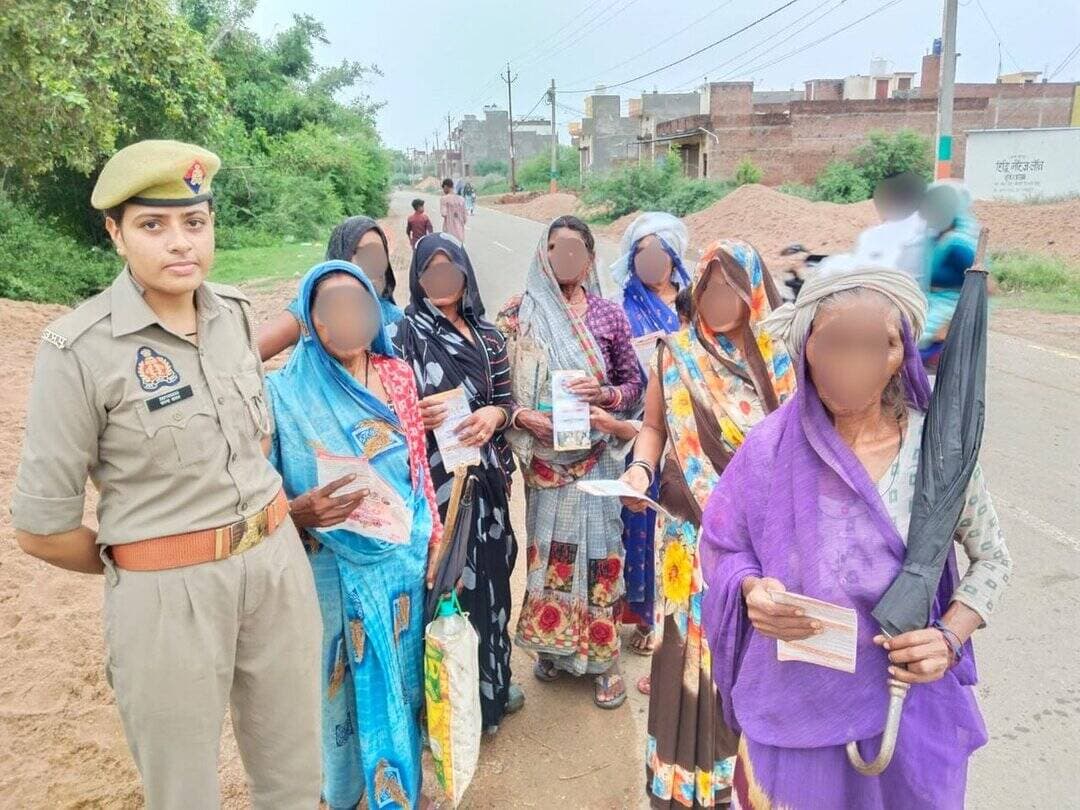 <nis:link nis:type=tag nis:id=नारी_सुरक्षा_सम्मान_स्वावलंबन nis:value=नारी_सुरक्षा_सम्मान_स्वावलंबन nis:enabled=true nis:link/> हेतु चलाए जा रहे अभियान <nis:link nis:type=tag nis:id=missionshakti5 nis:value=MissionShakti5 nis:enabled=true nis:link/> के तहत थाना कोतवाली बबेरू की मिशन शक्ति टीम द्वारा महिलाओं/बालिकाओं को शासन द्वारा चलाई जा रही विभिन्न योजनाओं, सहायता सेवाओं, महिला सुरक्षा सेवाओं व साइबर अपराधों आदि के बारे में किया गया जागरुक ।
<nis:link nis:type=tag nis:id=uppolice nis:value=UPPolice nis:enabled=true nis:link/> https://t.co/pzeKvNpSLE