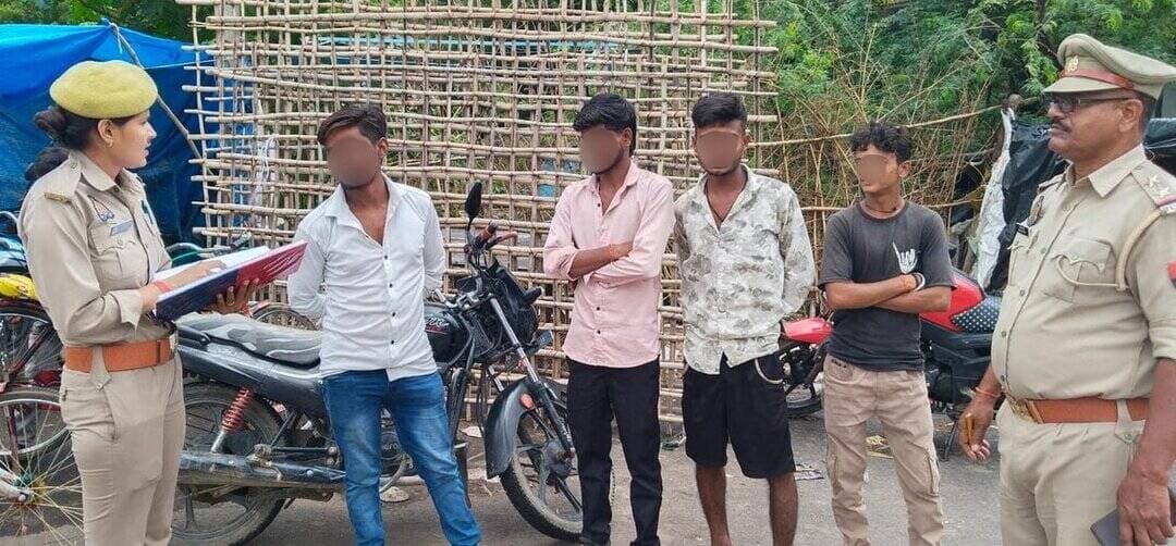 <nis:link nis:type=tag nis:id=नारी_सुरक्षा_सम्मान_स्वावलंबन nis:value=नारी_सुरक्षा_सम्मान_स्वावलंबन nis:enabled=true nis:link/> हेतु चलाए जा रहे अभियान <nis:link nis:type=tag nis:id=missionshakti5 nis:value=MissionShakti5 nis:enabled=true nis:link/> के तहत थाना कालिंजर की मिशन शक्ति टीम/एंटी रोमियो टीम द्वारा अनावश्यक/संदिग्ध रुप से भ्रमण कर रहे व्यक्तियों को चेक कर दी गई हिदायत ।
<nis:link nis:type=tag nis:id=पलाश_बंसल nis:value=पलाश_बंसल nis:enabled=true nis:link/>
<nis:link nis:type=tag nis:id=uppolice nis:value=UPPolice nis:enabled=true nis:link/> https://t.co/Hb25wGke0F