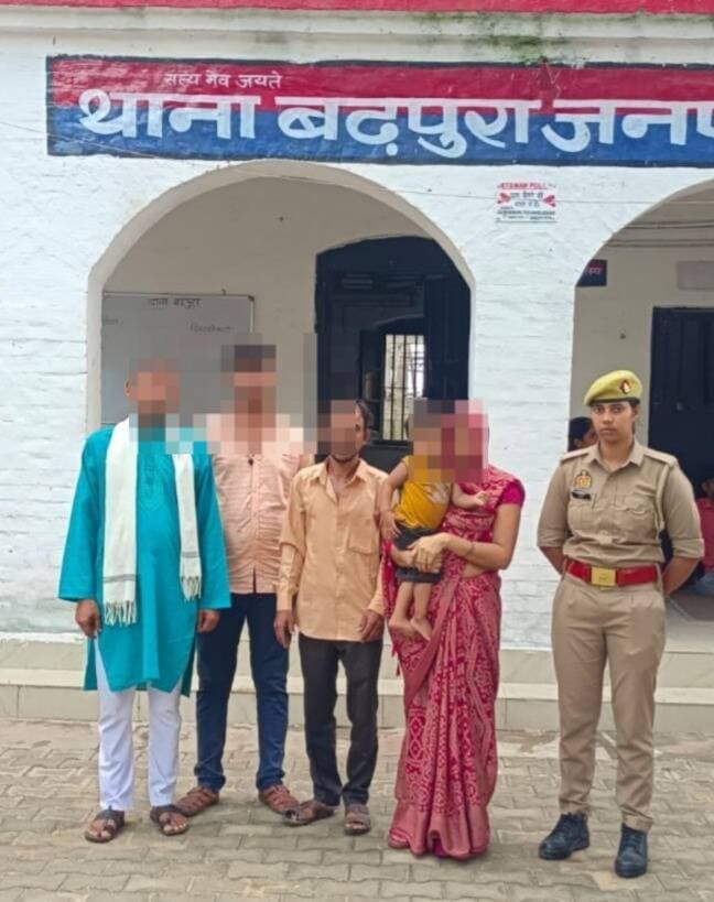 <nis:link nis:type=tag nis:id=etawahpolice nis:value=Etawahpolice nis:enabled=true nis:link/>
<nis:link nis:type=tag nis:id=goodwork nis:value=Goodwork nis:enabled=true nis:link/>
⏭️SSP इटावा @BrijeshS_211 के निर्देशन में थाना बढ़पुरा पुलिस द्वारा गुमशुदा महिला को सकुशल बरामद कर परिजनों के किया गया सुपुर्द। https://t.co/8gj9UYdeSC