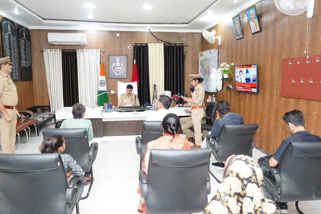 #सुनवाई_समाधान_संतुष्टि
⏭️SSP इटावा @BrijeshS_211 द्वारा जनसुनवाई में आये फरियादियों की सुनी गई समस्याएं, जनसुनवाई के दौरान प्राप्त प्रार्थना पत्र (शिकायतों) पर प्रभावी कार्यवाही हेतु सम्बन्धित को निर्देशित किया गया ।
@homeupgov
@Uppolice
@dgpup
@adgzonekanpur
@igrangekanpur https://t.co/aooUsVr09E