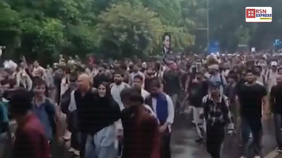 🚨 दिल्ली में CJP का बड़ा प्रदर्शन! जंतर-मंतर से संसद तक मार्च, पुलिस से झड़प और कई घायल होने की खबर। वहीं NEET पेपर लीक पर केंद्र सरकार ने युवाओं के भविष्य को सर्वोच्च प्राथमिकता बताते हुए दोषियों पर सख्त कार्रवाई का संदेश दिया।
#DelhiProtest #CJP #NEET #NarendraModi #BreakingNews #ParliamentMarch #YouthFuture #RSNEXPRESS #DelhiNews #IndiaNews 🚩📢