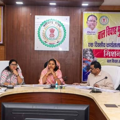 महिला एवं बाल विकास तथा समाज कल्याण मंत्री श्रीमती लक्ष्मी रजवाड़े ने विभागीय समीक्षा बैठक में कुपोषण एवं एनीमिया की रोकथाम को सर्वोच्च प्राथमिकता देते हुए अधिकारियों को जमीनी स्तर पर नियमित मॉनिटरिंग एवं प्रभावी क्रियान्वयन सुनिश्चित करने के निर्देश दिए।
बैठक में आंगनबाड़ी केंद्रों के नियमित निरीक्षण, पोषण वाटिका एवं मुनगा पौधारोपण, गुणवत्तापूर्ण पोषण आहार, बाल विवाह रोकथाम तथा विभिन्न जनकल्याणकारी योजनाओं के समयबद्ध क्रियान्वयन पर विशेष जोर दिया गया।
स्वस्थ बचपन • सशक्त परिवार • समृद्ध समाज
#Surajpur #DistrictAdministration #PoshanAbhiyan #WomenAndChildDevelopment #GoodGovernance
@chhattisgarhcmo @dpr.chhattisgarh @wcd_cg @laxmirajwadeofficial @rena_jamil_ias