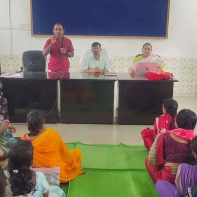 आजीविका सशक्तिकरण की ओर एक और कदम
जनपद पंचायत सूरजपुर में राष्ट्रीय ग्रामीण आजीविका मिशन (बिहान) अंतर्गत स्व-सहायता समूह की महिलाओं को स्वरोजगार एवं आजीविका गतिविधियों से जोड़ने हेतु कांच की चूड़ी डिजाइनिंग कार्यशाला का आयोजन किया गया। कार्यशाला के माध्यम से महिलाओं को कौशल विकास एवं आय संवर्धन के नए अवसरों से जोड़ने का प्रयास किया गया।
#Surajpur #Bihan #NRLM #WomenEmpowerment #Livelihood
@chhattisgarhcmo @dpr.chhattisgarh