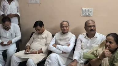 अंबेडकर सर्किल पर कांग्रेस का प्रदर्शन
अशोक गहलोत और गोविंद सिंह डोटासरा को लिया गया हिरासत में, विधायक और नेताओं को भी लिया गया हिरासत में, कांग्रेस नेताओं को पुलिस थाना, विद्याधर नगर, जयपुर लाया गया। #ashokgehlot #jaipur #rajasthan #Congress #neet