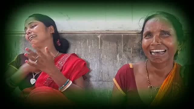 रजौन में खौलते तेल की कढ़ाई में गिरा 11 वर्षीय बच्चा, इलाज के दौरान मौत
रजौन थाना क्षेत्र के राजाबर चौक स्थित एक हलवाई की दुकान में हुए दर्दनाक हादसे में 11 वर्षीय शुभम कुमार की खौलते तेल की कढ़ाई में गिरने से मौत हो गई। बताया जा रहा है कि दुकान पर हुए विवाद के दौरान हादसा हुआ। परिजनों ने होटल संचालक और अन्य लोगों पर समय पर मदद नहीं करने का आरोप लगाया है। पुलिस पूरे मामले की जांच में जुटी है।
इस वीडियो में देखें:
रजौन राजाबर चौक की पूरी घटना
11 वर्षीय शुभम कुमार की दर्दनाक मौत
परिजनों का आरोप
पुलिस जांच की ताजा जानकारी
Keywords: Banka News, Rajoun News, Rajabar Chowk News, Shubham Kumar Death, Hot Oil Accident, Bihar News, Banka Breaking News, Rajoun Breaking News, Banka Update, Banka Latest News, Rajoun Halwai Shop Accident, Bihar Breaking News, Banka Today News
#BankaNews #RajounNews #BreakingNews #BiharNews #BankaUpdate AccidentNews ShubhamKumar RajabarChowk LatestNews BankaBreakingNews
Banka News Today, Rajoun News, Rajabar Chowk, Banka Update, Bihar News Today, Breaking News Bihar, Halwai Shop Accident, Hot Oil Accident, Shubham Kumar, Rajoun Breaking News, Banka Live News, Bihar Latest News, Local News Banka, Amarpur News, Banka Update News