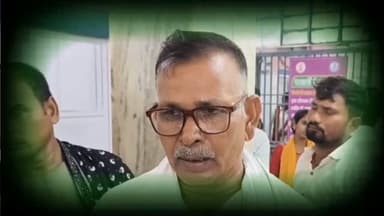 बेलहर से लौट रहे युवक को अपराधियों ने मारी गोली | खेसर में फायरिंग, गंभीर हालत में मायागंज रेफर |
बांका जिले के खेसर थाना क्षेत्र में बेलहर से लौट रहे 35 वर्षीय युवक विक्रम सिंह को अज्ञात अपराधियों ने गोली मारकर गंभीर रूप से घायल कर दिया। घटना साहबगंज–बांका मुख्य मार्ग पर रामसरैया मोड़ स्थित नहर पुल के पास हुई। घायल को पहले फुल्लीडुमर अस्पताल ले जाया गया, जहां से बेहतर इलाज के लिए मायागंज अस्पताल, भागलपुर रेफर कर दिया गया। पुलिस मामले की जांच में जुटी है और अपराधियों की तलाश जारी है।
वीडियो को अंत तक देखें और बांका जिले की हर बड़ी खबर के लिए Banka Update चैनल को Subscribe करें।
Banka News, Belhar News, Khesar News, Vikram Singh Shot, Banka Crime News, Bihar Crime News, Breaking News Banka, Fullidumar News, Mayaganj Hospital, Belhar Crime, Khesar Firing, Bihar News Today, Banka Update, Sahibganj Banka Road, Ramsaraiya Mor News
#BankaNews #Belhar #Khesar #BreakingNews #BiharNews CrimeNews Fullidumar Mayaganj BankaUpdate BiharCrime
