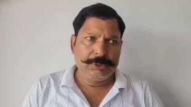 #अलीगढ़ में करणी सेना के राष्ट्रीय उपाध्यक्ष ठाकुर ज्ञानेंद्र सिंह चौहान द्वारा जंतर-मंतर पर चल रहे प्रदर्शन पर तीखा हमला बोला। उन्होंने प्रदर्शन को लेकर कई गंभीर आरोप लगाए और AMU को 'आतंकवादियों का अड्डा' बताते हुए बाहर से खाने की व्यवस्था और फंडिंग पर भी सवाल खड़े किए।
#Aligarh #JantarMantar #BreakingNews #AMU #Politics