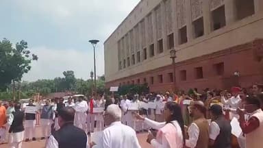 "पूरे देश में सत्ता पक्ष और विपक्ष एक साथ धरना प्रदर्शन कर रहा है.."
सदन के भीतर सरकार और विपक्ष आमने-सामने होते थे लेकिन आज देश का माहौल ही बिल्कुल अलग है.. कॉकरोच सड़क पर क्या निकले, सत्ता हिल गई.. पहले जहां विपक्ष धरना-प्रदर्शन करते दिखता था, आज सत्ता पक्ष भी सड़क पर है.. संसद का नजारा तो और भी अजीब है.. संसद परिसर में सरकार और विपक्ष दोनों आमने-सामने खड़े होकर नारेबाजी कर रहे हैं.. नारे लगा रहे हैं.. तख्तियाँ लहरा रहे हैं..
कैसे चलेगा ये देश!!
#Parliament #MonsoonSession #Delhi #Government #BJP #NDA #INDIA #Protest #Cockroach